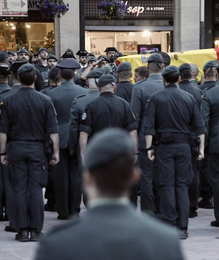 El Gar Honra En Logro O A Los Guardias Civiles Fallecidos En Sevilla